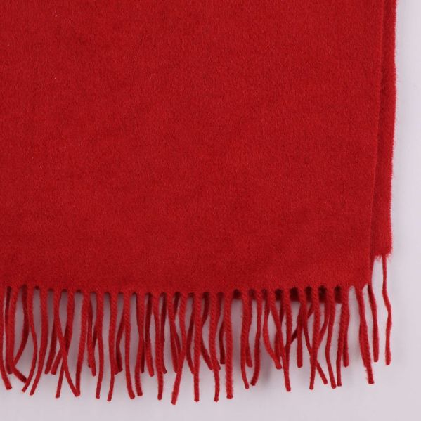 Närbild på nedre delen av röd halsduk med fransar