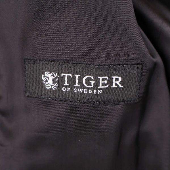 Närbild av Tiger of Sweden logotyp på kavajens insida