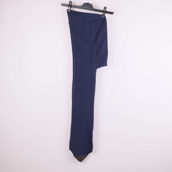 Helbild av upphängd stickad huva med lång halsduk