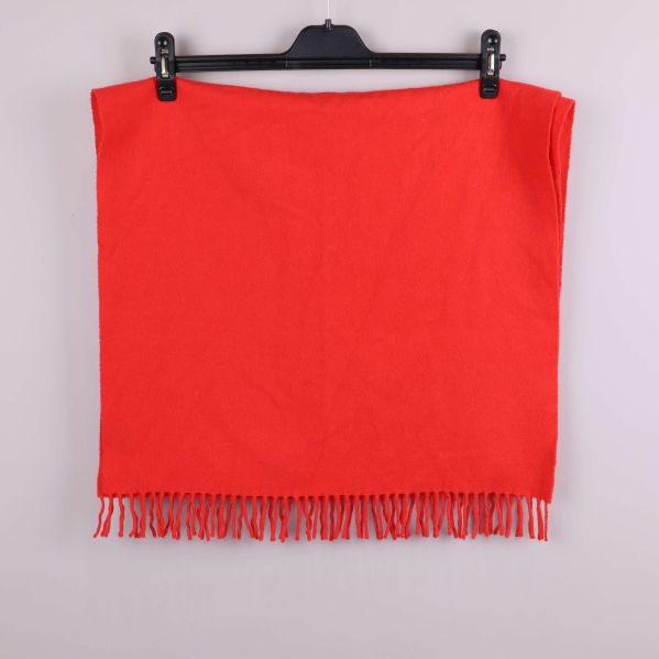 Röd halsduk upphängd med raka fransar nertill