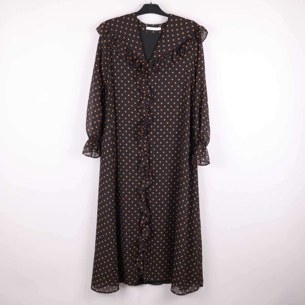 Klänning med volanger och prickmönster