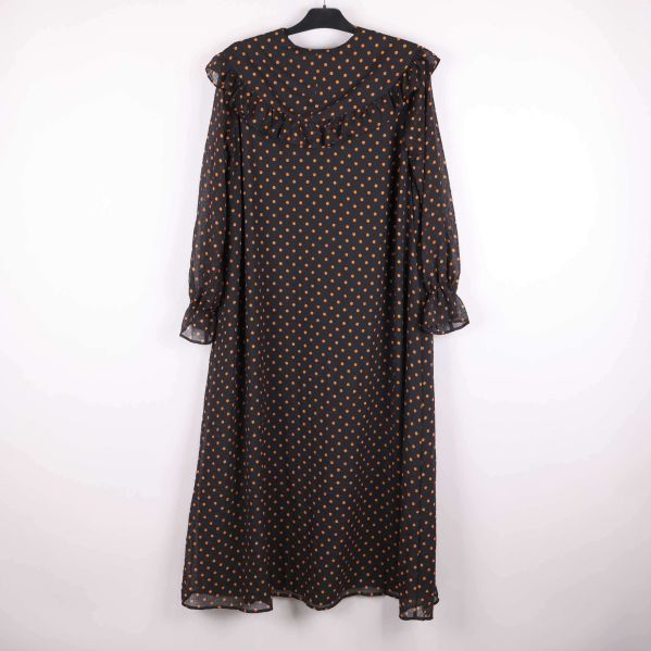 Baksida av prickig klänning