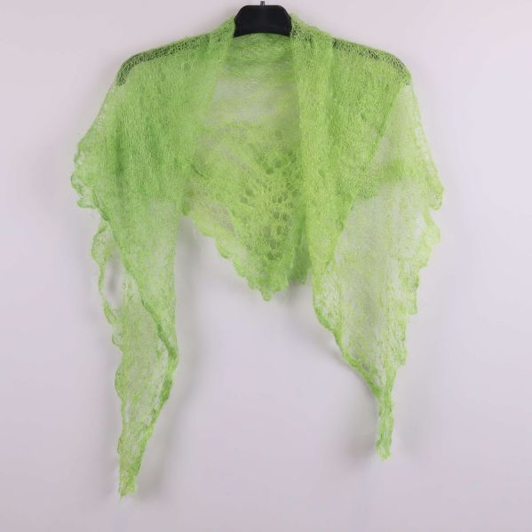 Tunn grön sjal hängande på galge mot ljus bakgrund