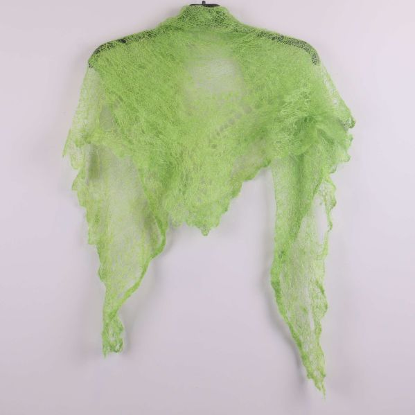 Baksidan av tunn grön sjal på galge