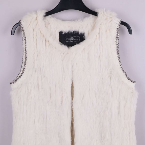 Närbild på övre del av väst med struktur och kedja