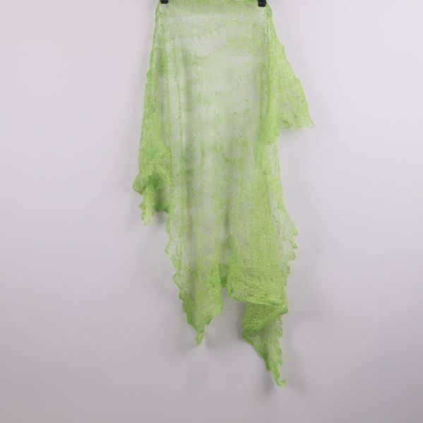 Spetsig grön sjal hängande ned mot golvet