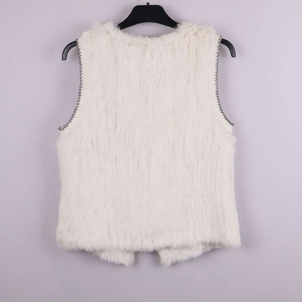 Baksidan av vit väst på galge