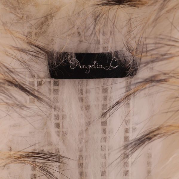 Närbild på svart etikett med text Angelia L