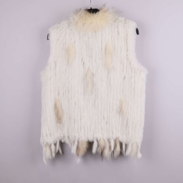 Baksidan av vit- och beigefärgad pälsväst