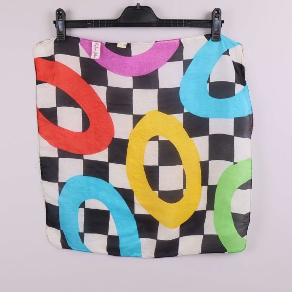 Baksida av scarf med samma grafiska mönster