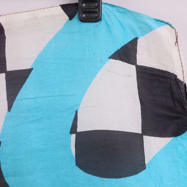 Närbild på blå del av scarfens mönster