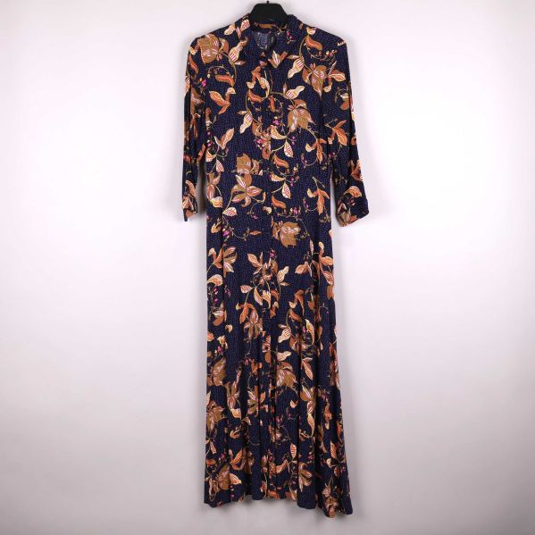 Front av blommig klänning med volanger