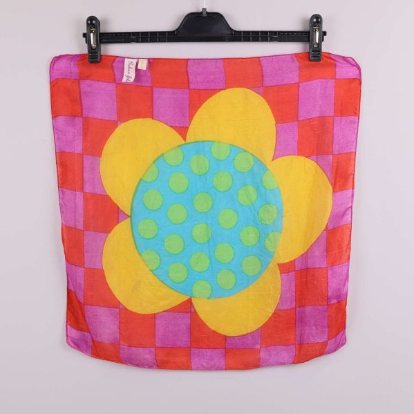 Baksida av scarf med blomstermotiv och rutmönster