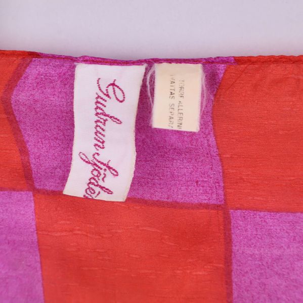 Gudrun Sjödén etikett på färgglad scarf