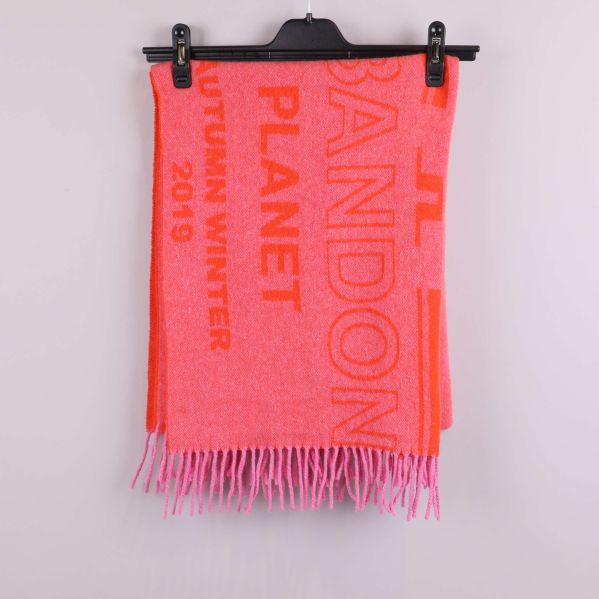 Halduk i rosa och orange med stor text och fransar