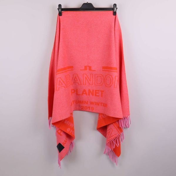 Halduk upphängd synlig i sin helhet med logotyp och fransar