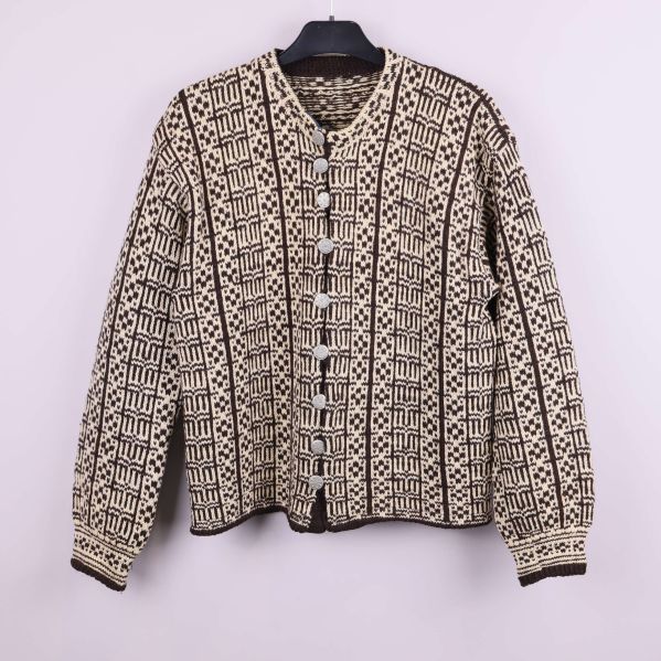 Stickad kofta med grafiskt mönster och rund hals