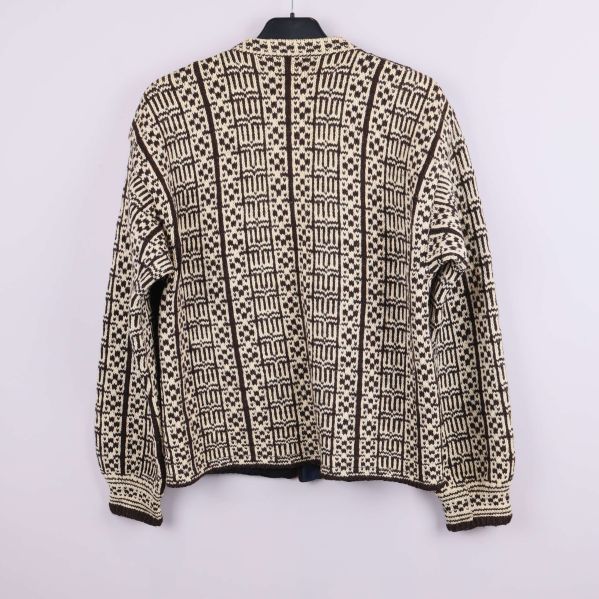 Baksida av stickad kofta med mönster