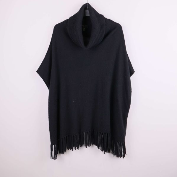 Svart poncho med fransar framifrån och polokrage