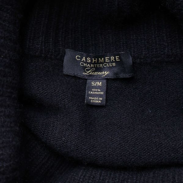 Närbild på etikett med texten Cashmere Charter Club S/M
