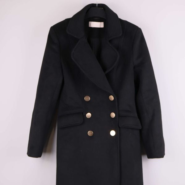 Övre del av svart kappa med krage och guldknappar