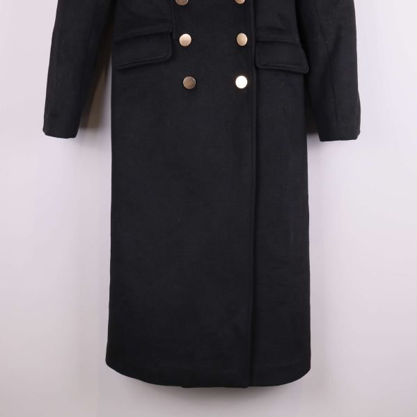 Nedre del av svart kappa med knappar och fickor