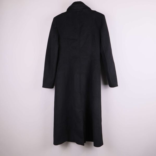 Baksidan av lång svart kappa utan detaljer