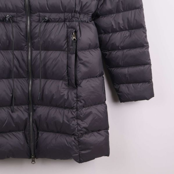 Närbild på justerbar midja och fickor med dragkedja