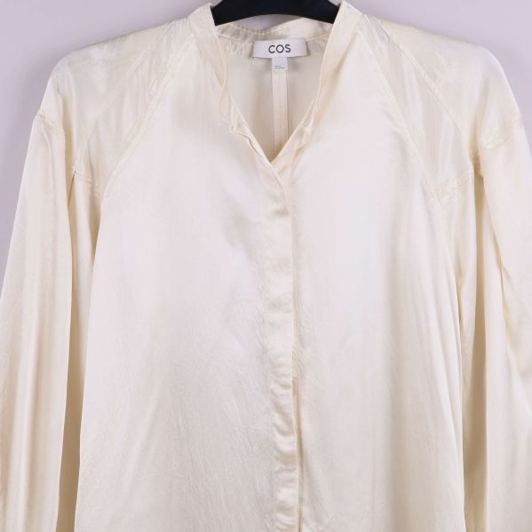 Närbild på blusens framsida och v-ringning