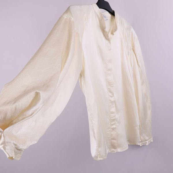 Sido vy av blus med lös passform och lång ärm