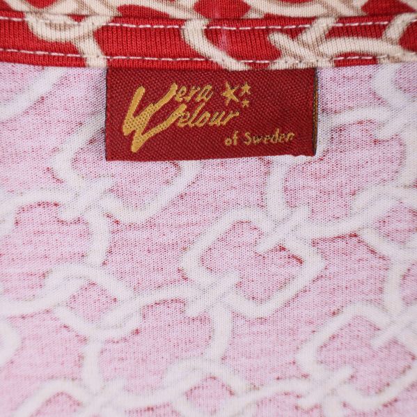 Närbild på röd etikett med Vera Velour of Sweden