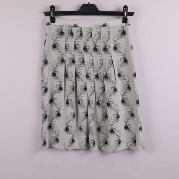 Plisserad kjol med ljust tyg och mörka fjädrar