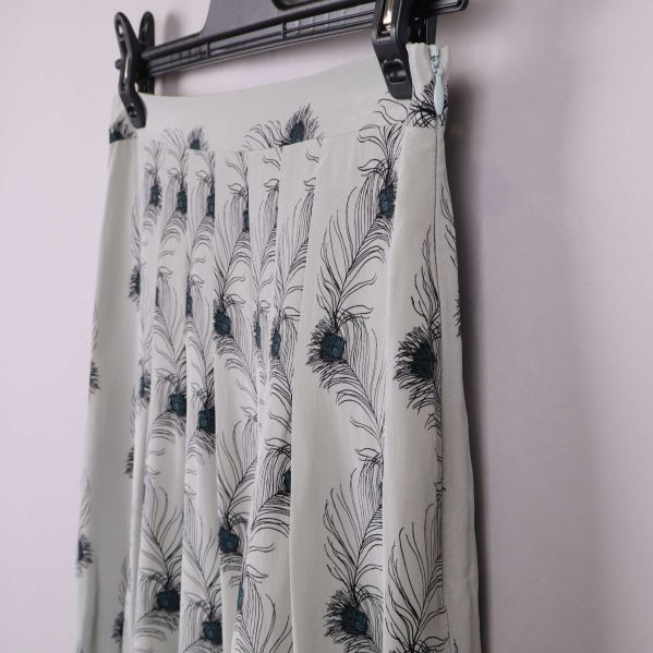 Kjolen i sidovy med synliga lagda veck