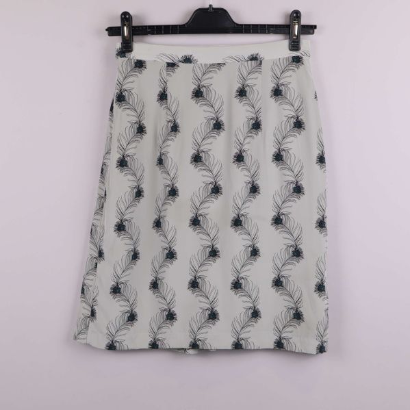 Kjolens baksida med diskret fjädermönster