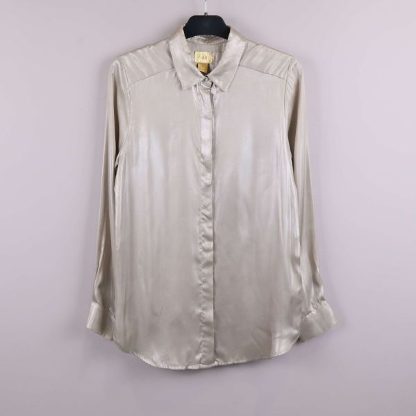 Glansig långärmad skjorta på galge framifrån