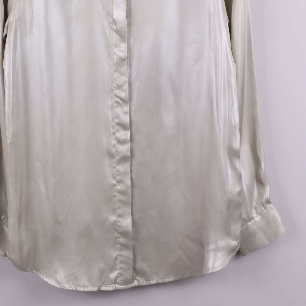 Nederkant av skjorta med glansigt tyg och manschett