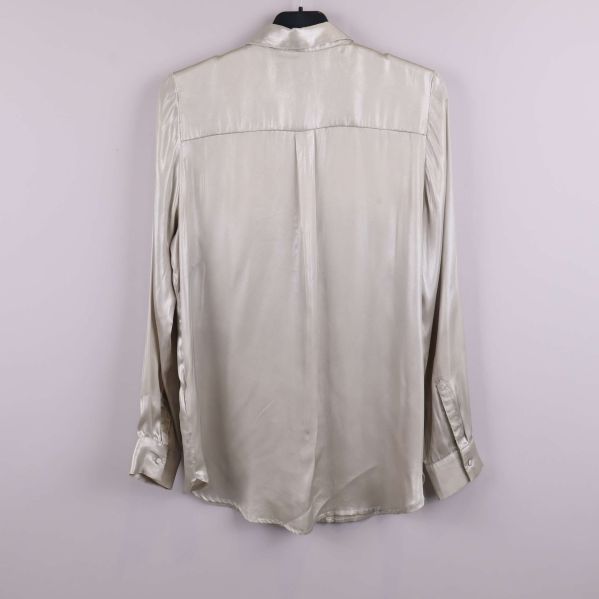 Baksidan på glansig skjorta med fina sömmar