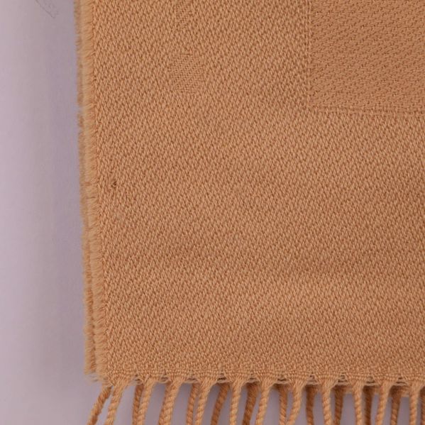 Närbild på undre del av halsduk med frans