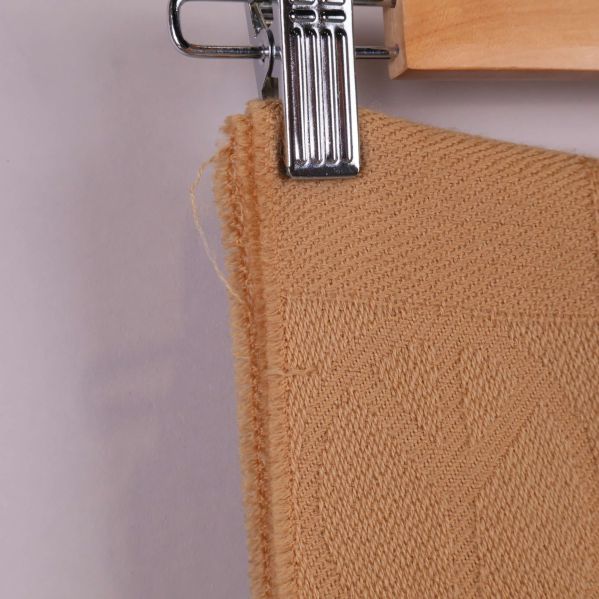 Närbild på halsdukens hörn och vävnad