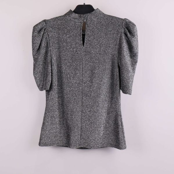 Glittrig topp med puffärmar bakifrån