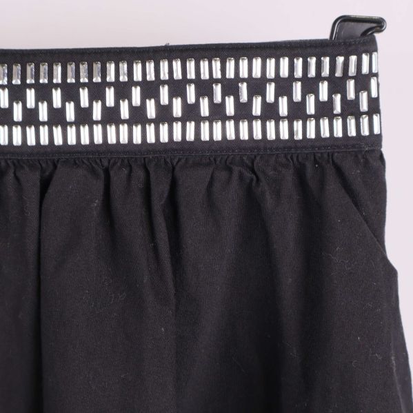 Närbild på linningen med rektangulära dekorationer