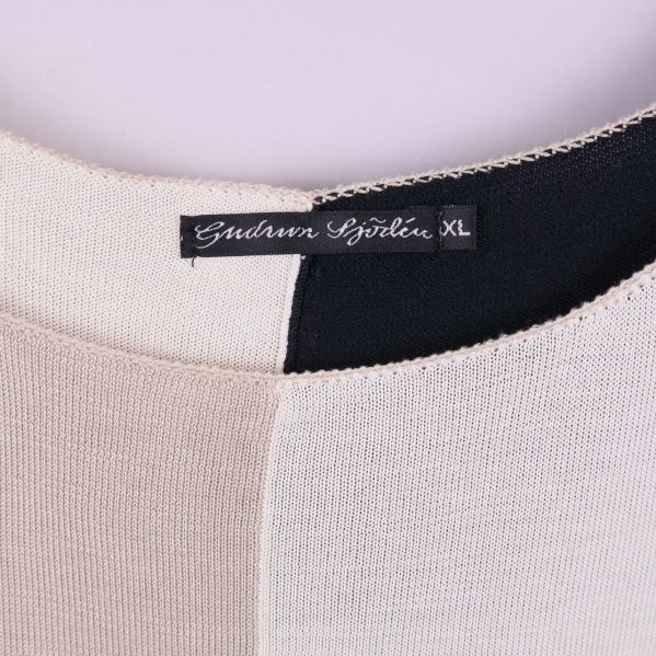 Närbild på krage och etikett med Gudrun Sjödén XL