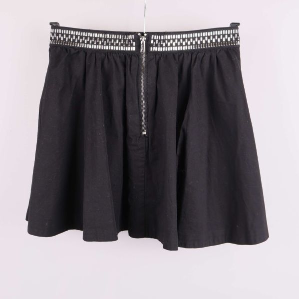 Kort svart kjol med dekorerad linning bakifrån och dragkedja