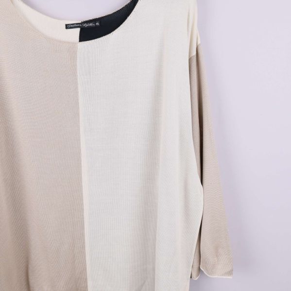 Detalj av framsidan på tvåfärgad oversized tröja