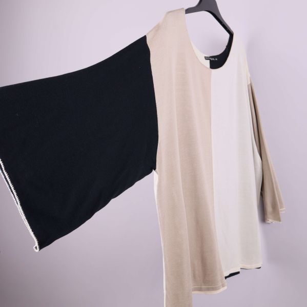 Tröja i två färger visas från sidan med vid ärm