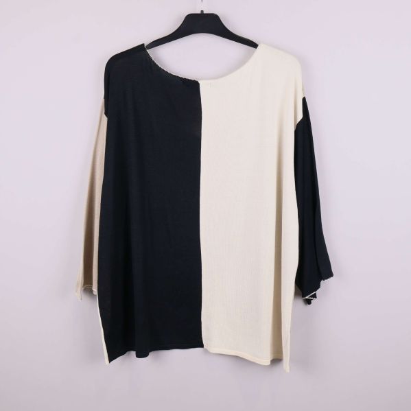 Baksidan av tvåfärgad oversized tröja med breda ärmar