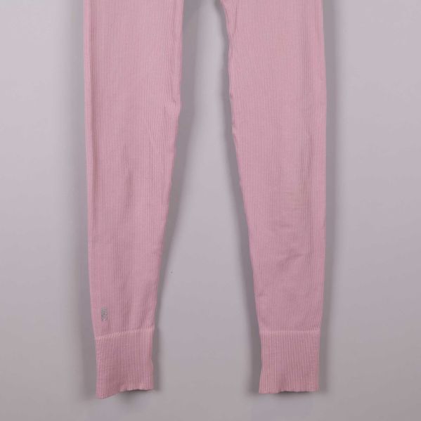 Detaljerade benslut med ribbad mudd