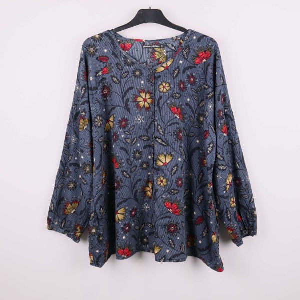 Framsida av blommig tunika med vida ärmar
