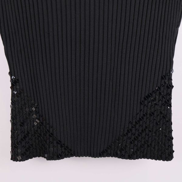 Nederkant på svart ribbad topp med paljetter