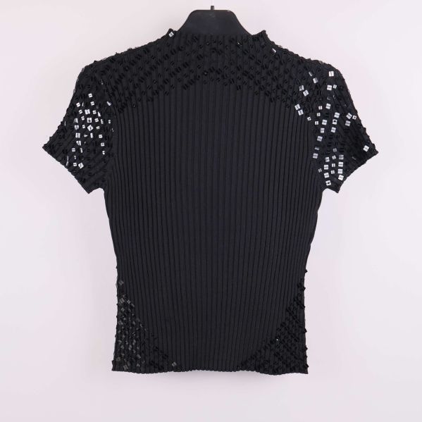 Svart ribbad topp med paljettdetaljer sedd bakifrån